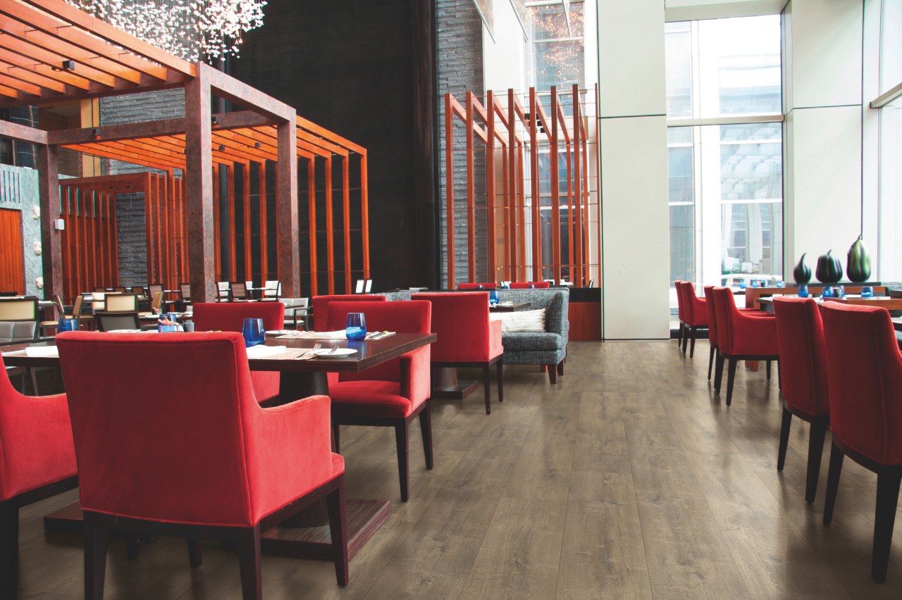 Ламинат Pergo Wide Long Plank Дуб хижина L0234-03864 2050×240×9,5 фото в интерьере Ламинат Pergo Wide Long Plank Дуб хижина L0234-03864 2050×240×9,5 фото в интерьере